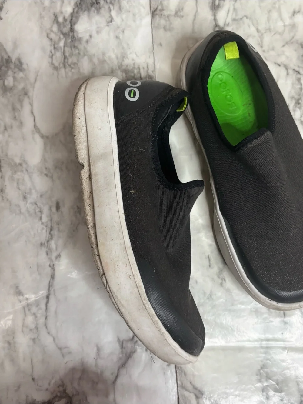OOFOS Black Slip-On Sneakers Green Insole size 7 women’s - Picture 2 of 5